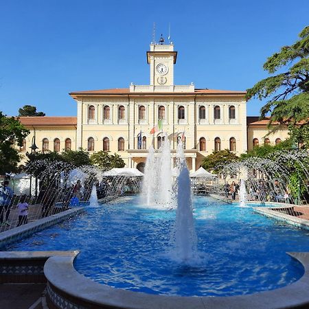 Centromare Lägenhet Cattolica Exteriör bild